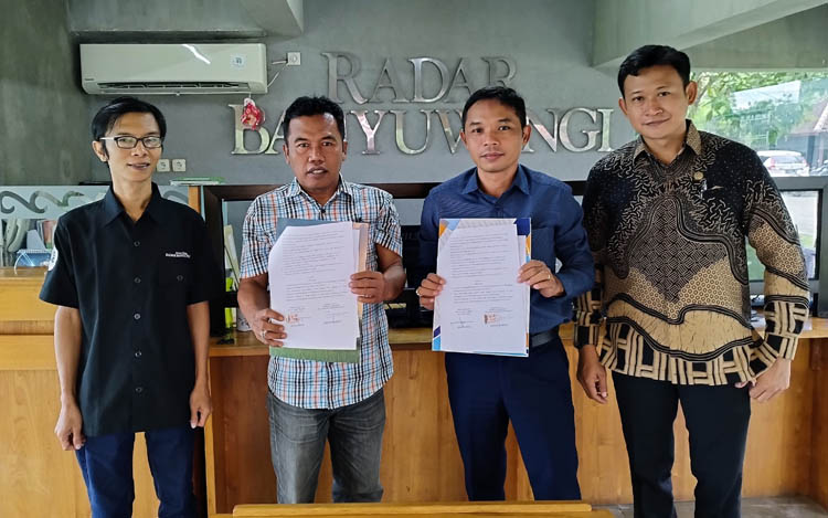 Syaifuddin Mahmud dan Eko Sutrisno (dua dari kanan) menunjukkan dokumen MoU antara JP-RaBa dan DPC Peradi Banyuwangi.