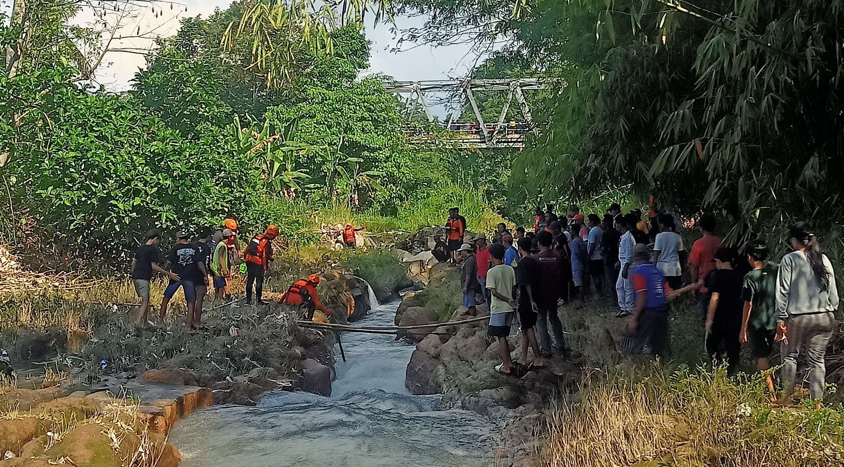 Tim SAR gabungan sedang melakukan pencarian di Sungai Setail.