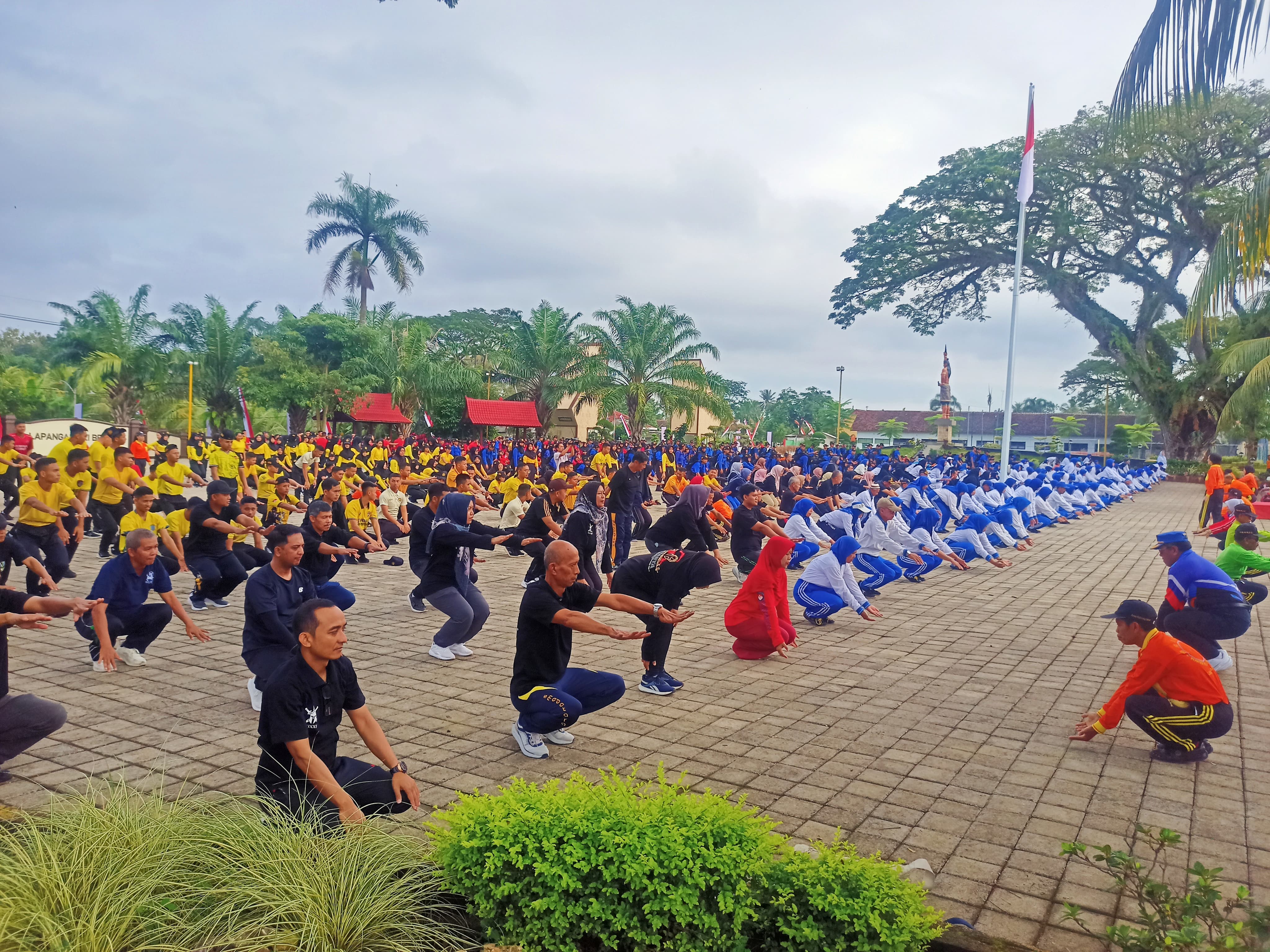 Siswa dan guru Smadatara bersama komunitas Senam Lin Tien Kung Banyuwangi gelar senam bersama.