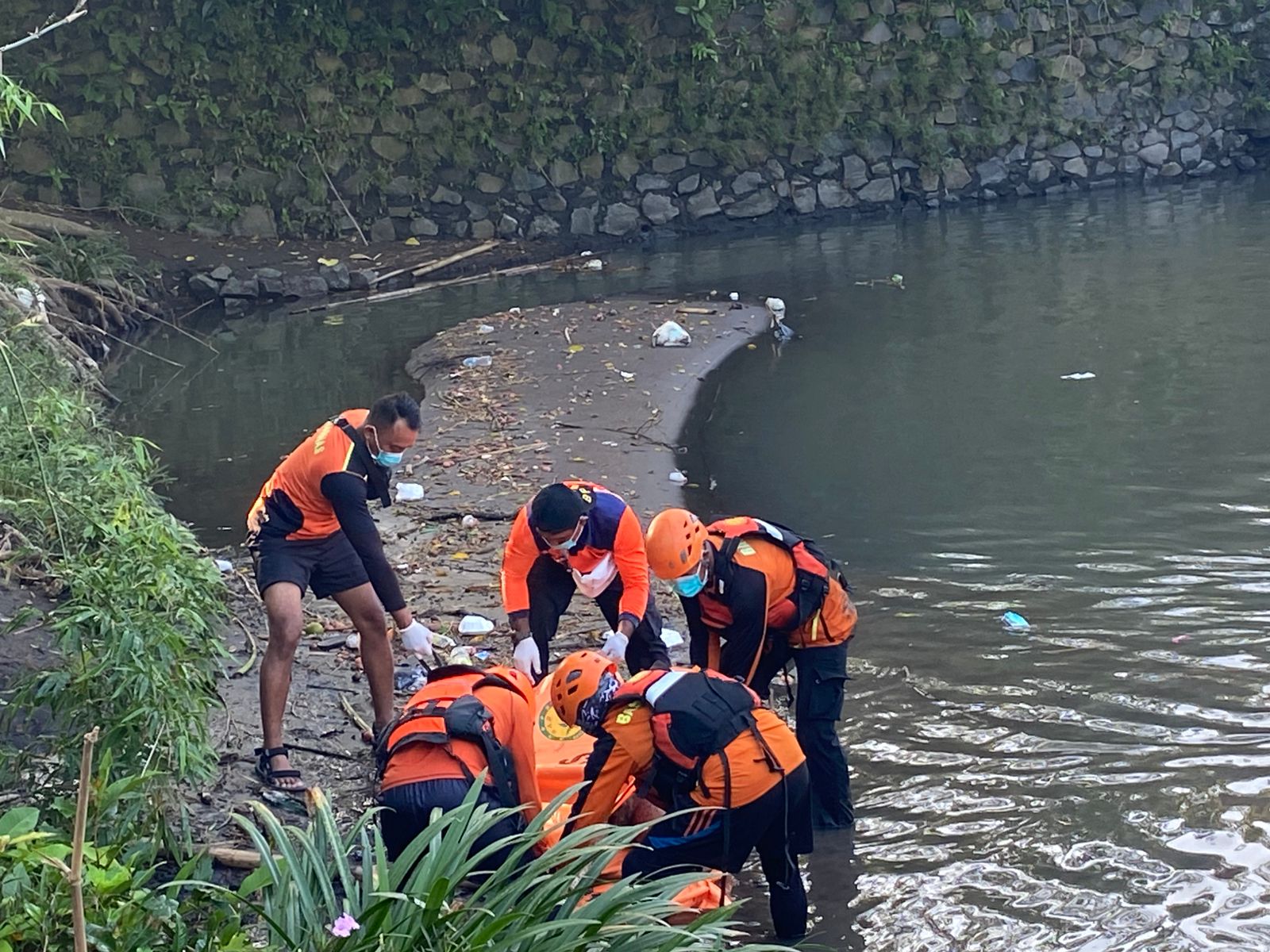Tim gabungan evakuasi jenazah Somirah yang ditemukan di Kali Setail.