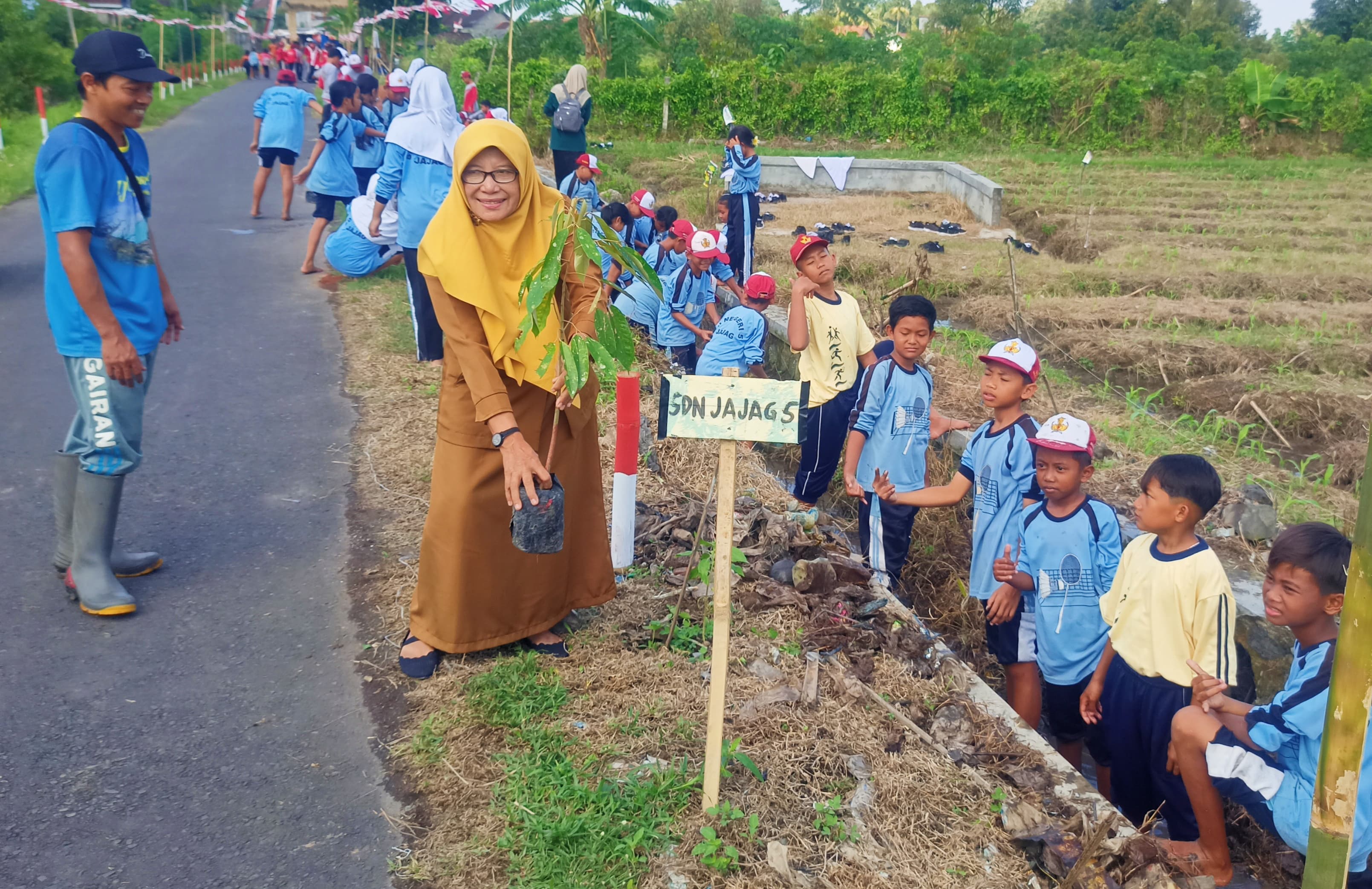 Guru dan para siswa dari beberapa sekolah di Kecamatan Gambiran mengikuti program Sekardadu di Kampung Glowong Glowing, Dusun Glowong, Desa Wringinagung, Kecamatan Gambiran.