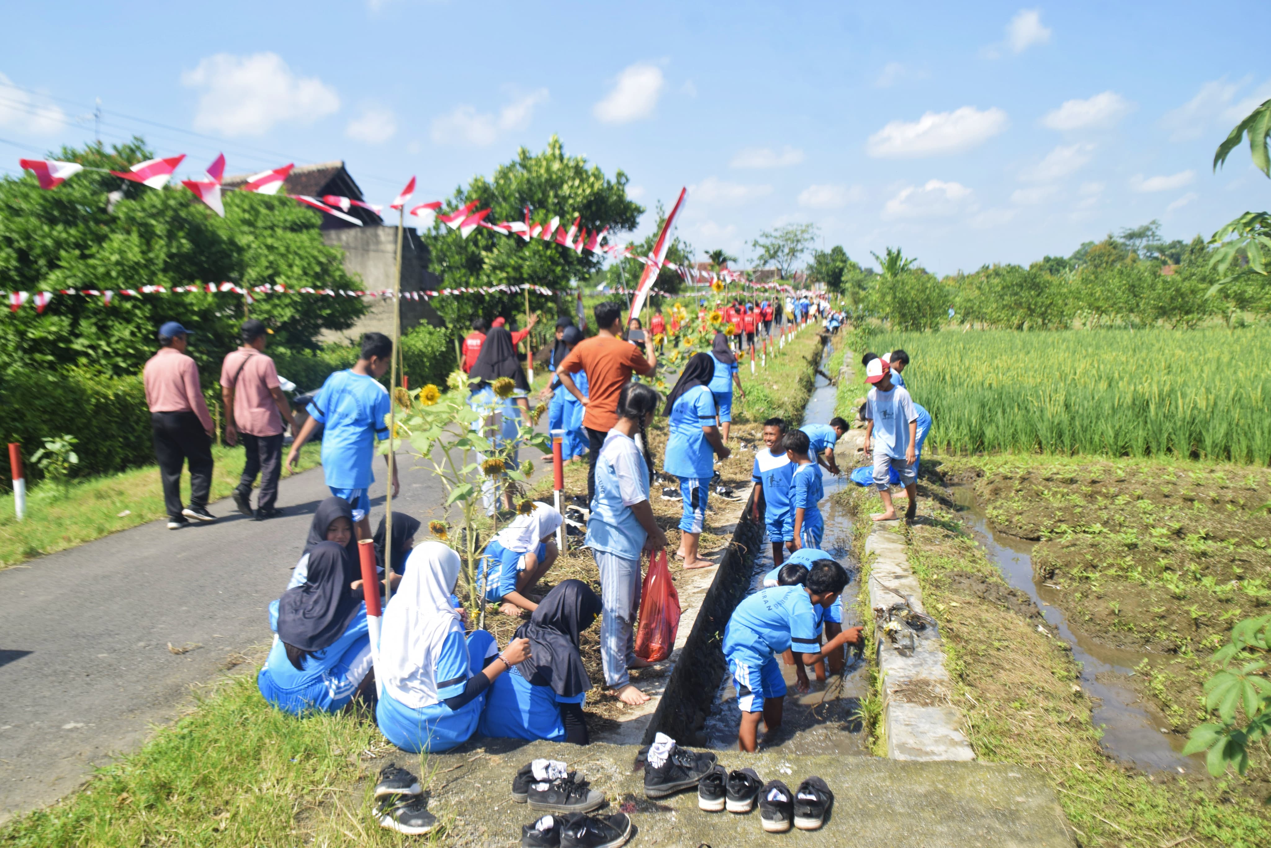 Sekardadu, Siswa diajak membersihkan saluran air dan merawat lingkugan sungai.