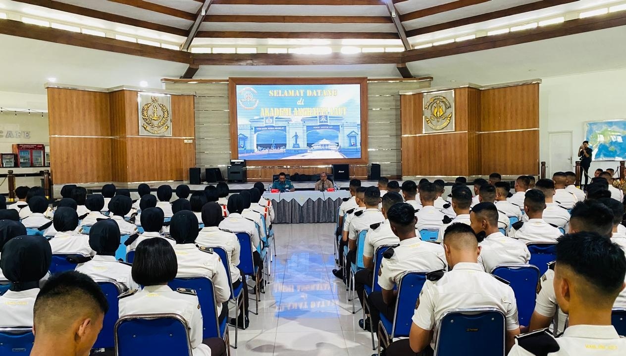 Siswa Smadatara Genteng saat studi observasi di AAL Surabaya pada Mei 2025.
