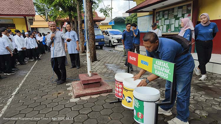 Kabid SMP Dispendik Banyuwangi Didik Eko Wahyudi memberikan edukasi untuk menjaga lingkup sekolah di SMPN 3 Rogojampi, Jumat (1/8).