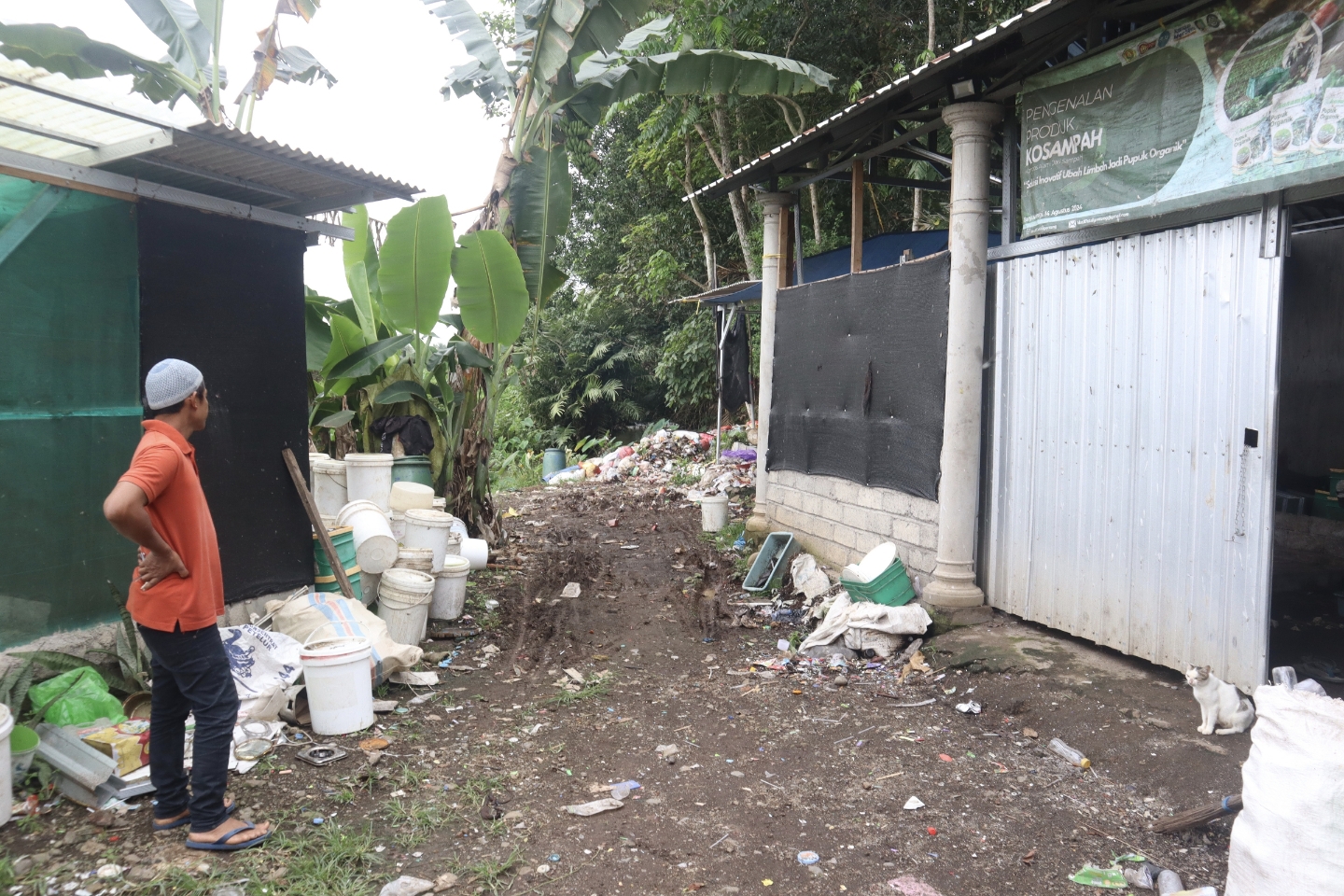 Warga melihat kondisi TPS di Dusun Jalen 1 Desa Setail, Kecamatan Genteng, yang sebelumnya kumuh telah dibersihkan.