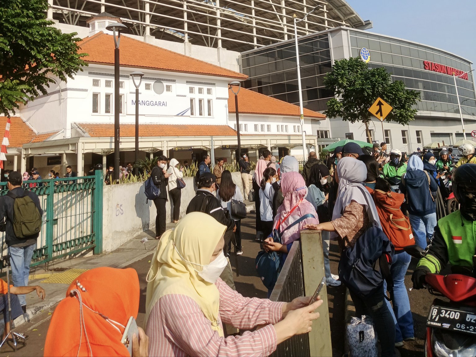 Penumpukan penumpang di Stasiun Manggarai imbas KRL anjlok di emplasemen Stasiun Jakarta Kota, Selasa (5/8).