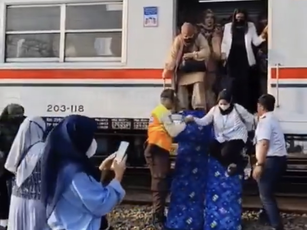 Petugas mengevakuasi penumpang dari KRL Bogor-Jakarta Kota yang anjlok di emplasemen Stasiun Jakarta Kota, Selasa (5/8).