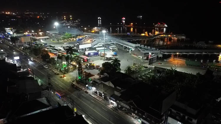MULAI NORMAL: Kondisi pintu masuk Pelabuhan ASDP Ketapang terlihat lengang pukul 19.00 tadi malam. Kepadatan kendaraan mulai terurai sejak Senin pagi (4/8).