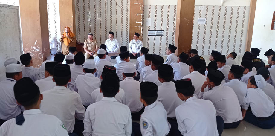 CEGAH PENYEBARAN: Plt Kepala Dinas Kesehatan Banyuwangi Amir Hidayat bersama stafnya mendatangi Ponpes Al Anwari, Kelurahan Kertosari, Senin (4/8) pagi.
