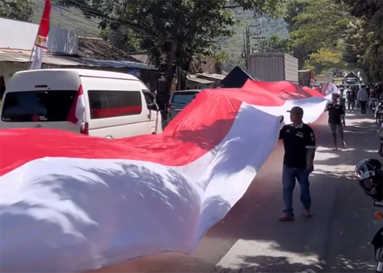 Bendera Merah Putih sepanjang 500 meter dibentangkan para sopir yang berdemo di Pelabuhan Tanjungwangi dan ASP Ketapang, Rabu (6/8).