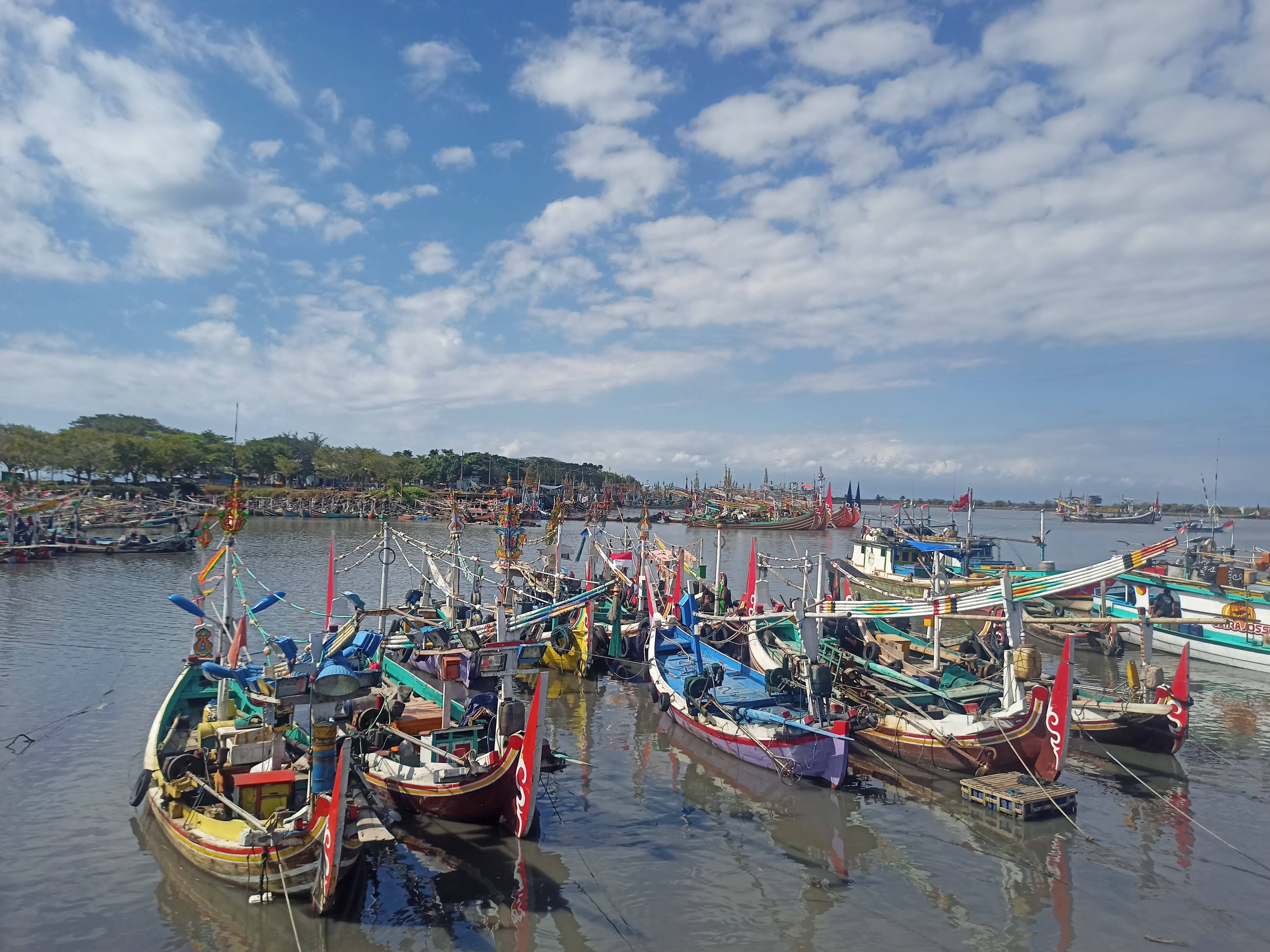 Suasana di pesisir Muncar, kapal-kapal nelayan terparkir rapi.