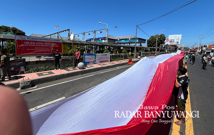 Demo sopir logistik di Pelabuhan Ketapang membentangkan bendera raksasa 500 meter, Rabu (6/8).