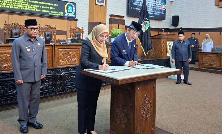 Bupati Ipuk Fiestiandani dan Wakil Ketua DPRD Michael Edy Hariyanto menandatangani dokumen pengesahan Perubahan Perda Nomor 1 Tahun 2024, Rabu (6/8).