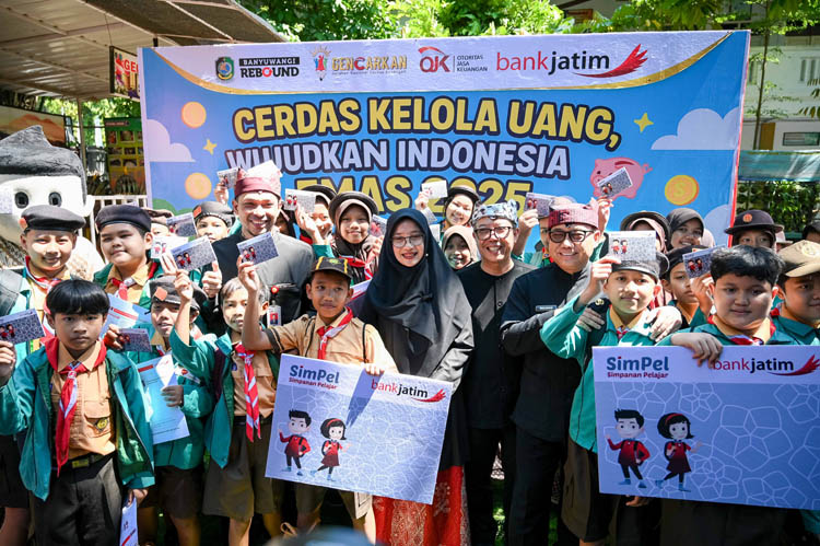 Bupati Ipuk Fiestiandani dan Wabup Mujiono bersama sejumlah pelajar menunjukkan buku rekening bank saat peluncuran bulan literasi keuangan Mei lalu.