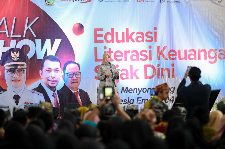Bupati Ipuk Fiestiandani menyampaikan pidato utama (keynote speech) Talk Show Edukasi Literasi Keuangan Sejak Dini di SMPN 1 Srono, Kamis (7/8).
