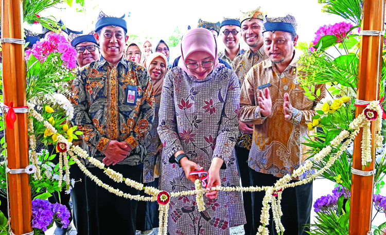 Bupati Ipuk Fiestiandani memotong rangkaian bunga sebagai simbol peresmian Gedung Sasana Wiyata Mandala SMPN 1 Srono, Kamis (7/8).