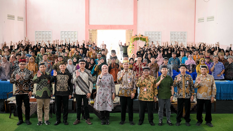 Bupati Ipuk, Pinca Bank Jatim BWI M Anto Fachrudin (7 dari kiri), Direktur JP-RaBa Samsudin Adlawi (3 dari kanan), dan Kepala Dispendik Suratno bersama narasumber dan peserta talk show di SMPN 1 Srono