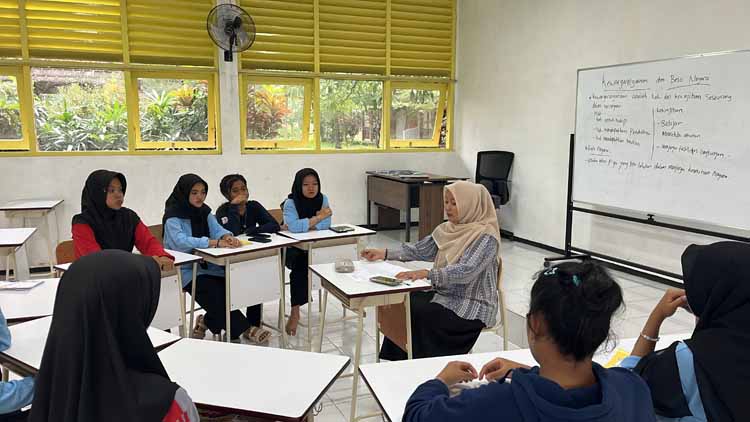 Para siswa mengikuti pembekalan materi dasar bahasa Inggris di aula SR Banyuwangi, Desa Tamansari, Kecamatan Licin, Selasa (5/8).