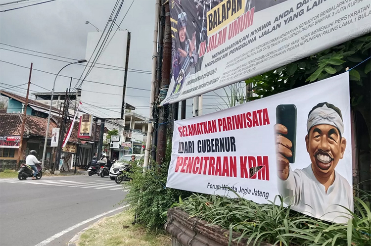 Spanduk penolakan kebijakan Kang Dedi Mulyadi (KDM).