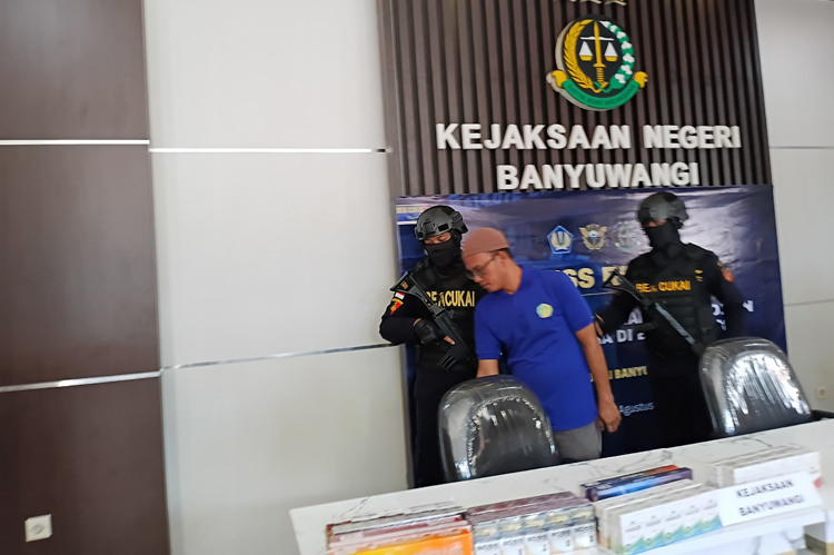 DIAMANKAN: M. Muhlis dikawal ketat petugas Bea Cukai di Kejaksaan Negeri Banyuwangi, Kamis (7/8).