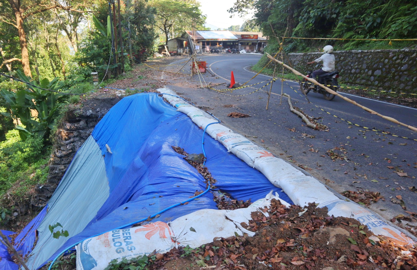 Lokasi longsoran di sepadan jalan barat Warung Khokap atau timur Kafe Gumitir di Dusun Gumitir.