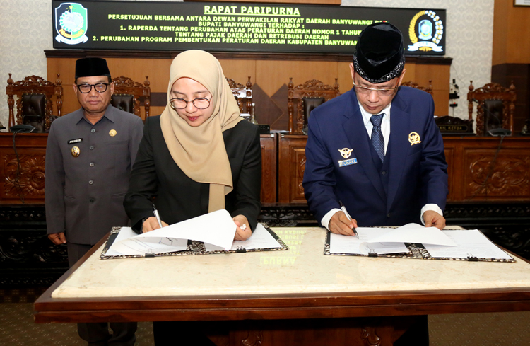 Bupati Ipuk Fietiandani menandatangani dokumen pengesahan raperda PDRD bersama Wakil Ketua DPRD Banyuwangi Michael Edy Hariyanto, Rabu (6/8).