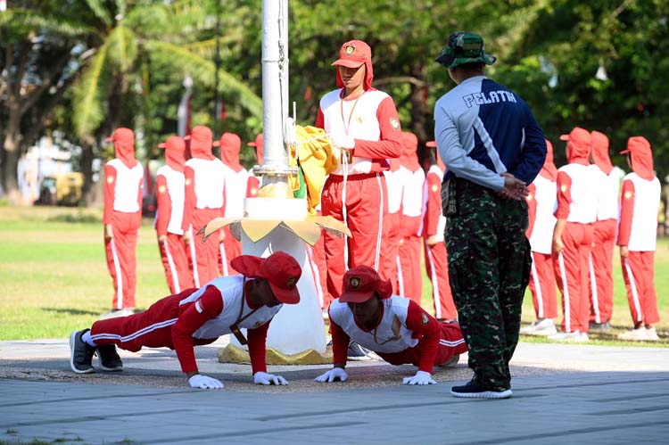 Pelatih menggembleng calon Paskibra di Taman Blambangan, Jumat (8/8). Bagi peserta yang salah melakukan gerakan langsung diberi sanksi push-up.