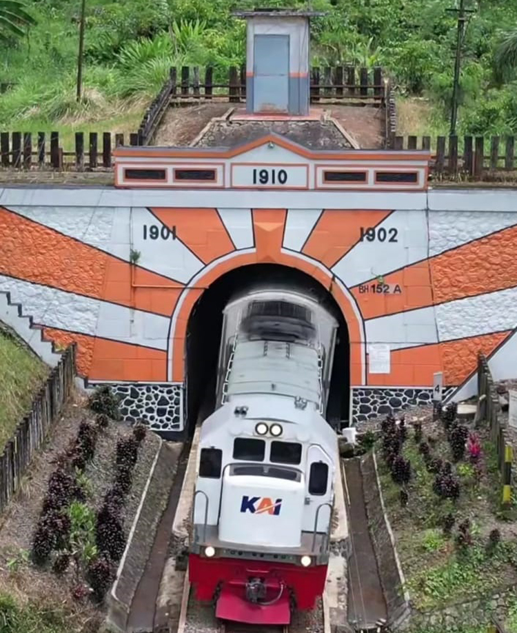 SUDAH TUA: Kereta Api keluar dari Terowongan Mrawan di kawasan Gunung Gumitir. PT KAI berencana membangun terowongan baru menggantikan terowongan berusia seabad lebih ini.