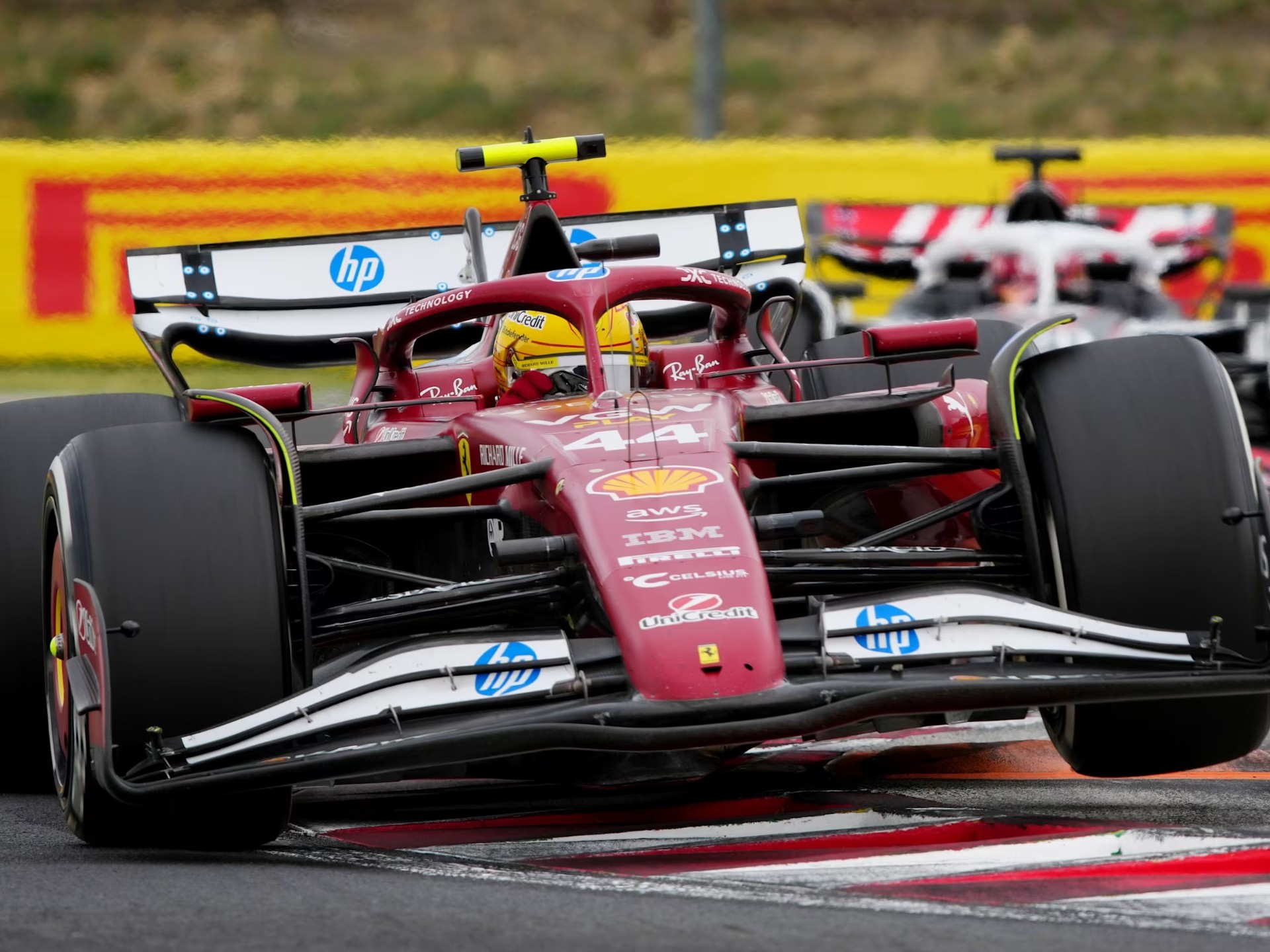 Lewis Hamilton tegaskan cintanya pada F1 meski tampil buruk di GP Hungaria.