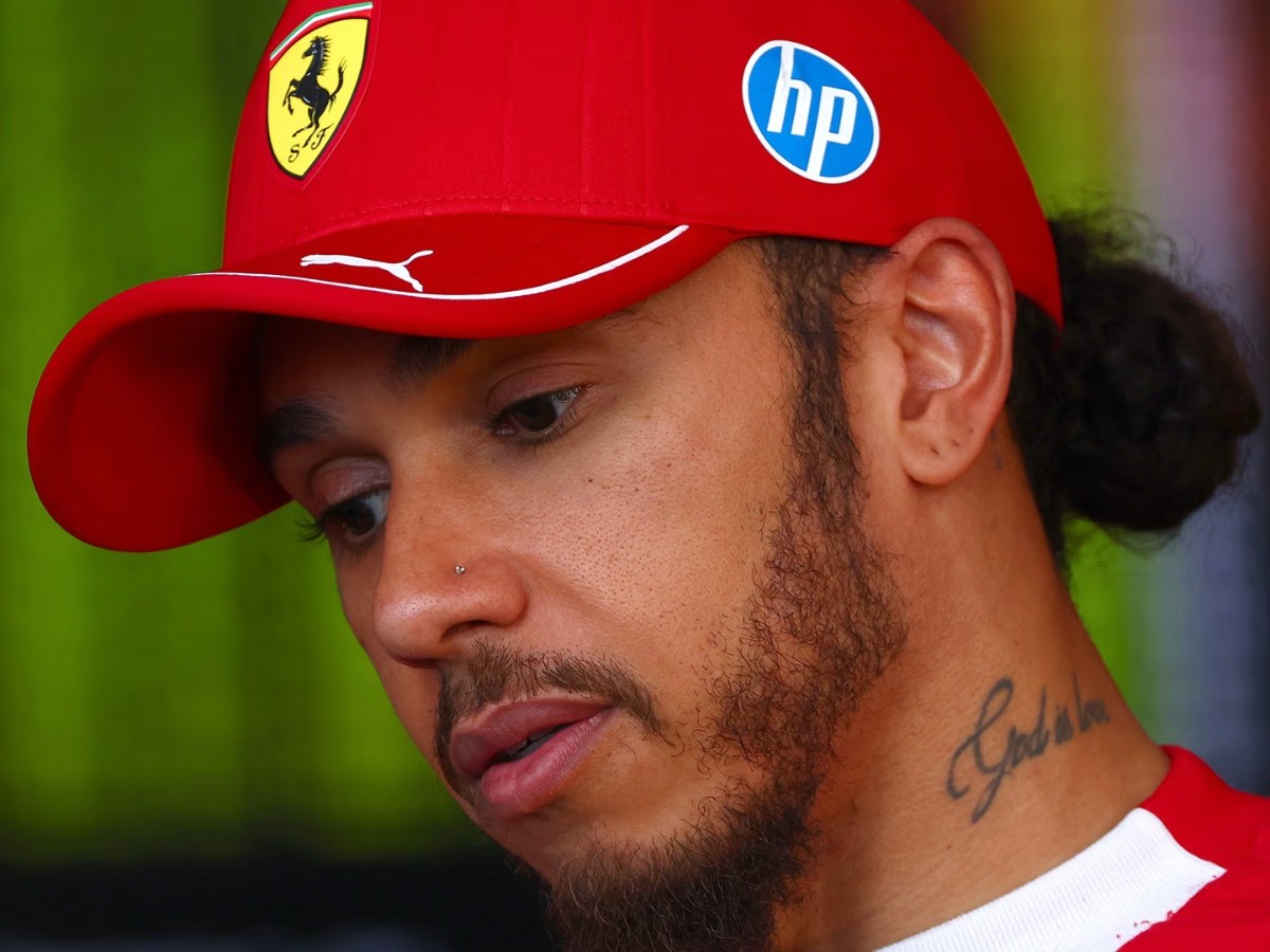 Toto Wolff sebut Lewis Hamilton tetap GOAT F1 meski kritik diri sendiri.
