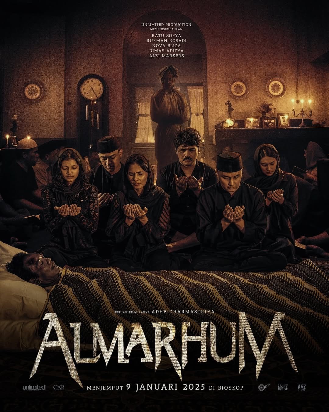 Sinopsis film Almarhum, diawali dengan cerita Pak Mulwanto meninggal saat Selasa Kliwon.