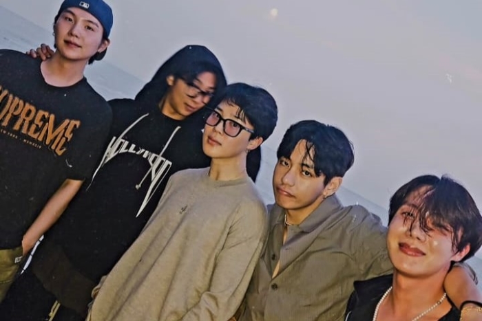 Terlihat kompak saat di Los Angeles, banyak penggemar menanyakan keberadaan Jin dan Jungkook.