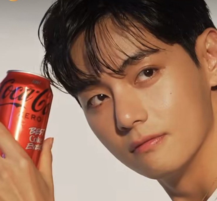 Pesona Kim Taehyung membuat nya sukses merebut 11 juta penggemar di iklannya dengan Coca Cola.