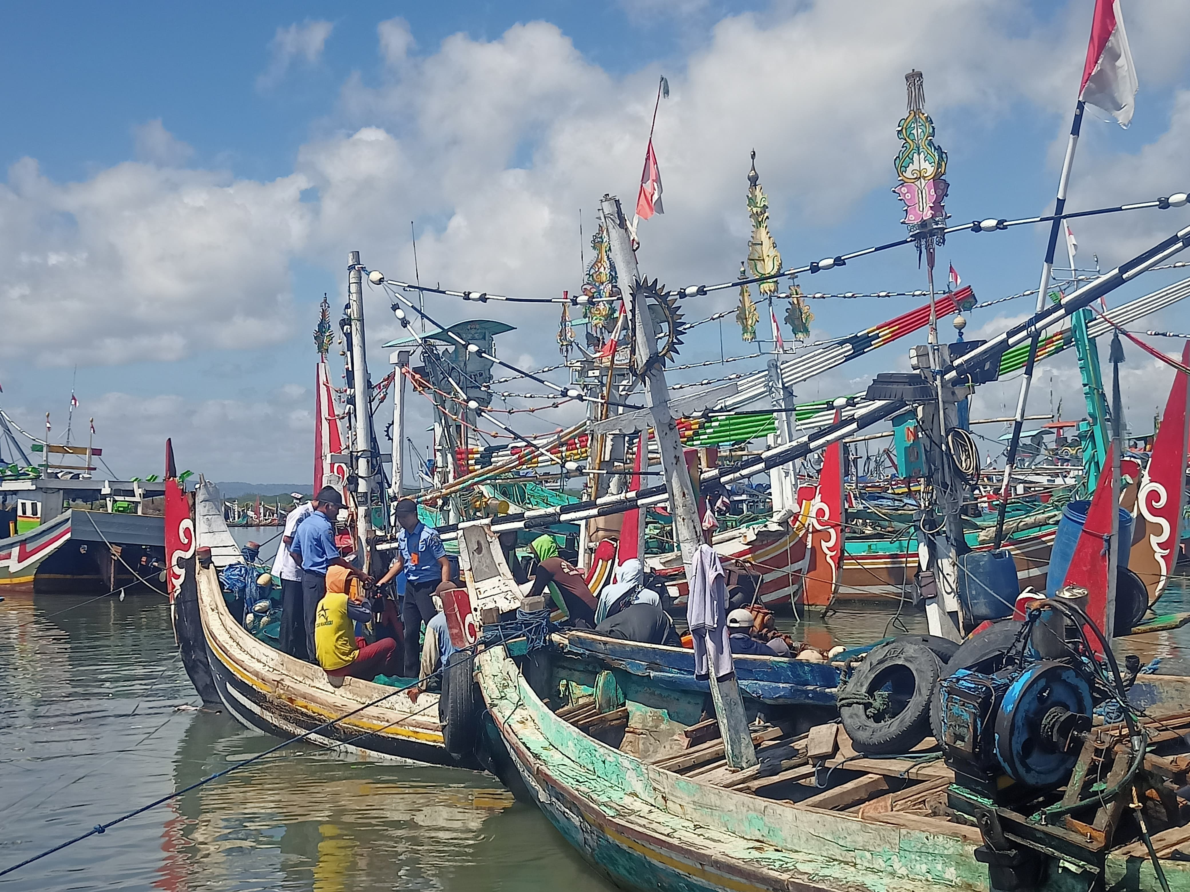 Petugas melakukan inspeksi di kapal-kapal nelayan Muncar yang terindikasi menggunakan alat tangkap ilegal.