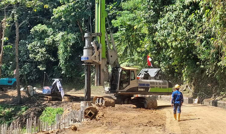 Alat berat jenis bore pile melakukan pengeboran lubang untuk pancang di tikungan Mbah Singo, Dusun Gumitir, Desa Sidomulyo, Kecamatan Silo, Jumat (8/8).