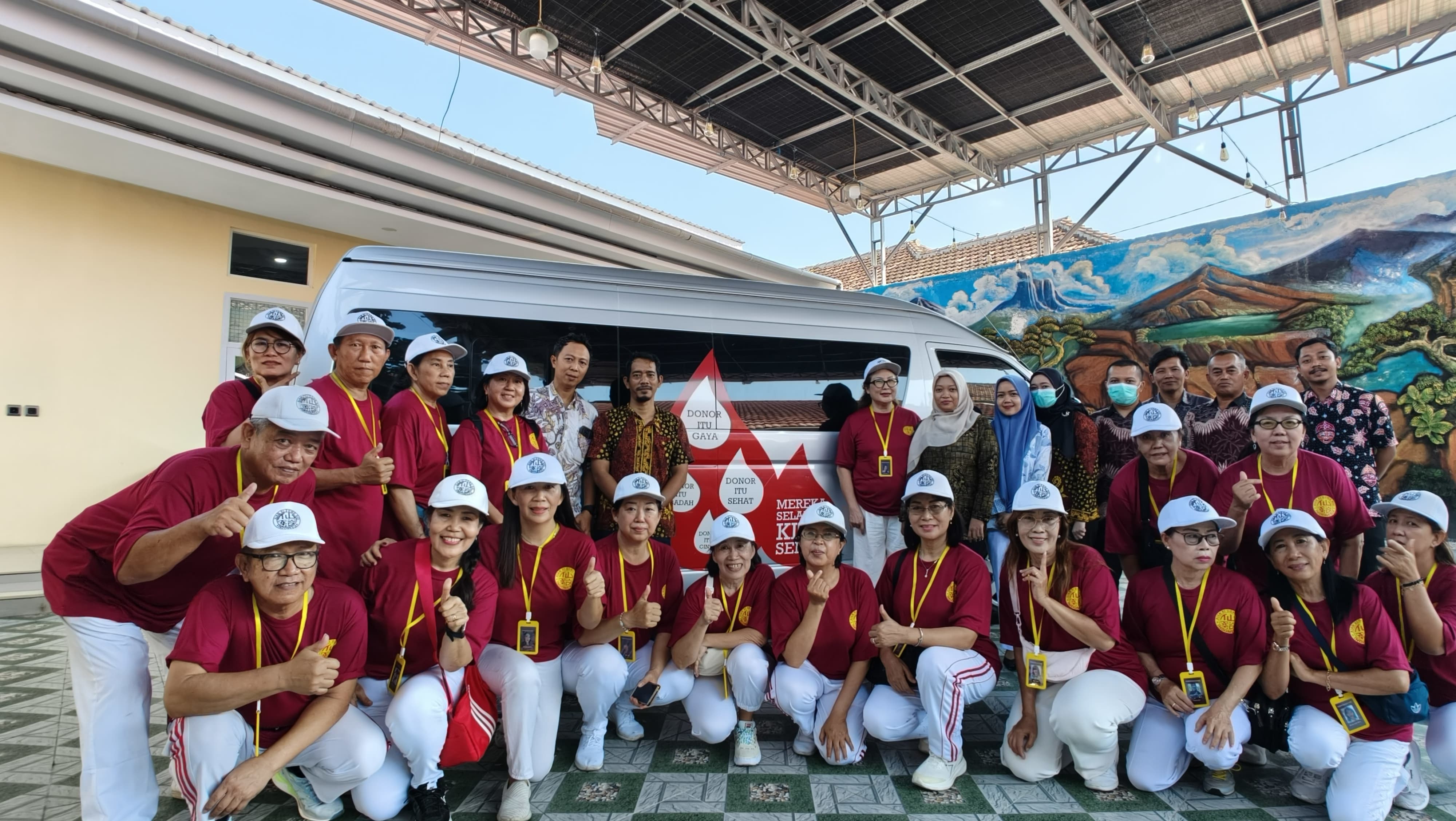 SINERGI: Anggota YSBMA Banyuwangi bersama PMI Banyuwangi sukses menggelar acara donor darah yang digelar di Rocky Rooster Kedai 45 Banyuwangi pada Sabtu (9/8).