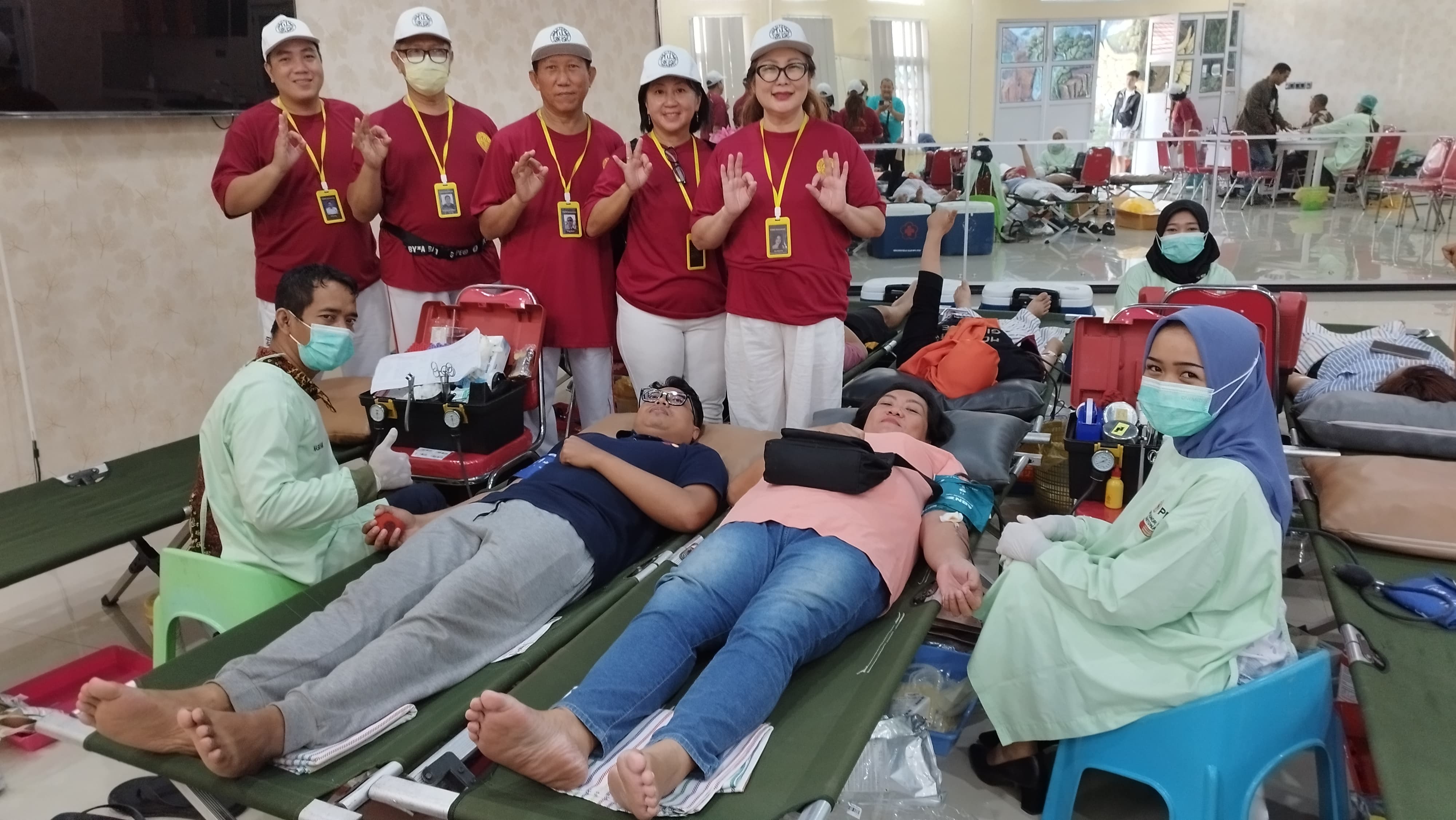 AGENDA RUTIN: Panitia Ike Dianita (kanan) bersama pengurus YSBMA Banyuwangi mendampingi peserta donor darah yang berasal dari berbagai kalangan.