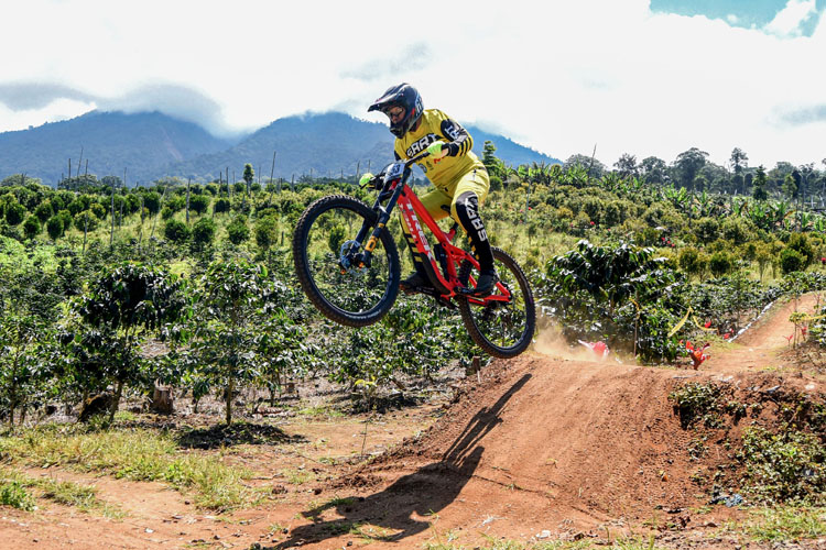 MENANTANG: Pembalap melakukan jumping pada event BIG Downhill 2024 lalu.