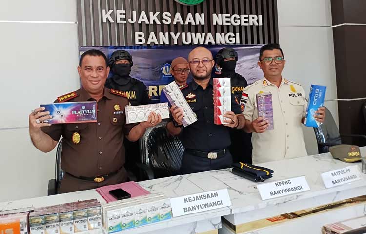 (Dari kiri) Kajari Banyuwangi A.O Mangontan, Kepala Bea Cukai Banyuwangi Latif Helmi, dan Sekretaris Satpol PP Banyuwangi Kholid Askandar menunjukkan rokok illegal, Kamis (7/8).