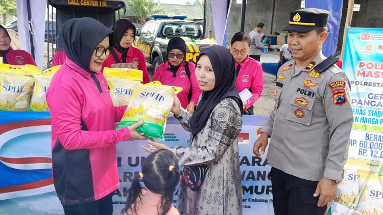 BERAS MURAH: Kapolsek Tegaldlimo Iptu Sadimun mengawal Gerakan Pangan Murah (GPM) di Dam Buntung Tegaldlimo, Minggu (10/8).