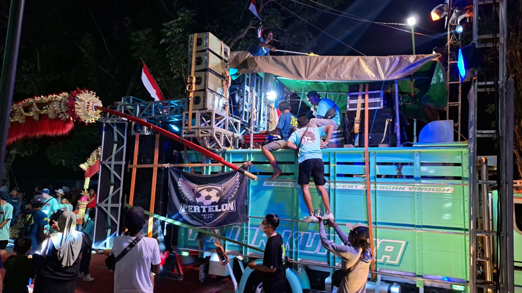 Masih banyak pelanggaran penggunan sound horeg melebihi ambang batas pada pelaksanaan karnaval Agustusan di jalan Desa Sukomaju, Kecamatan Srono, Sabtu lalu (9/8).