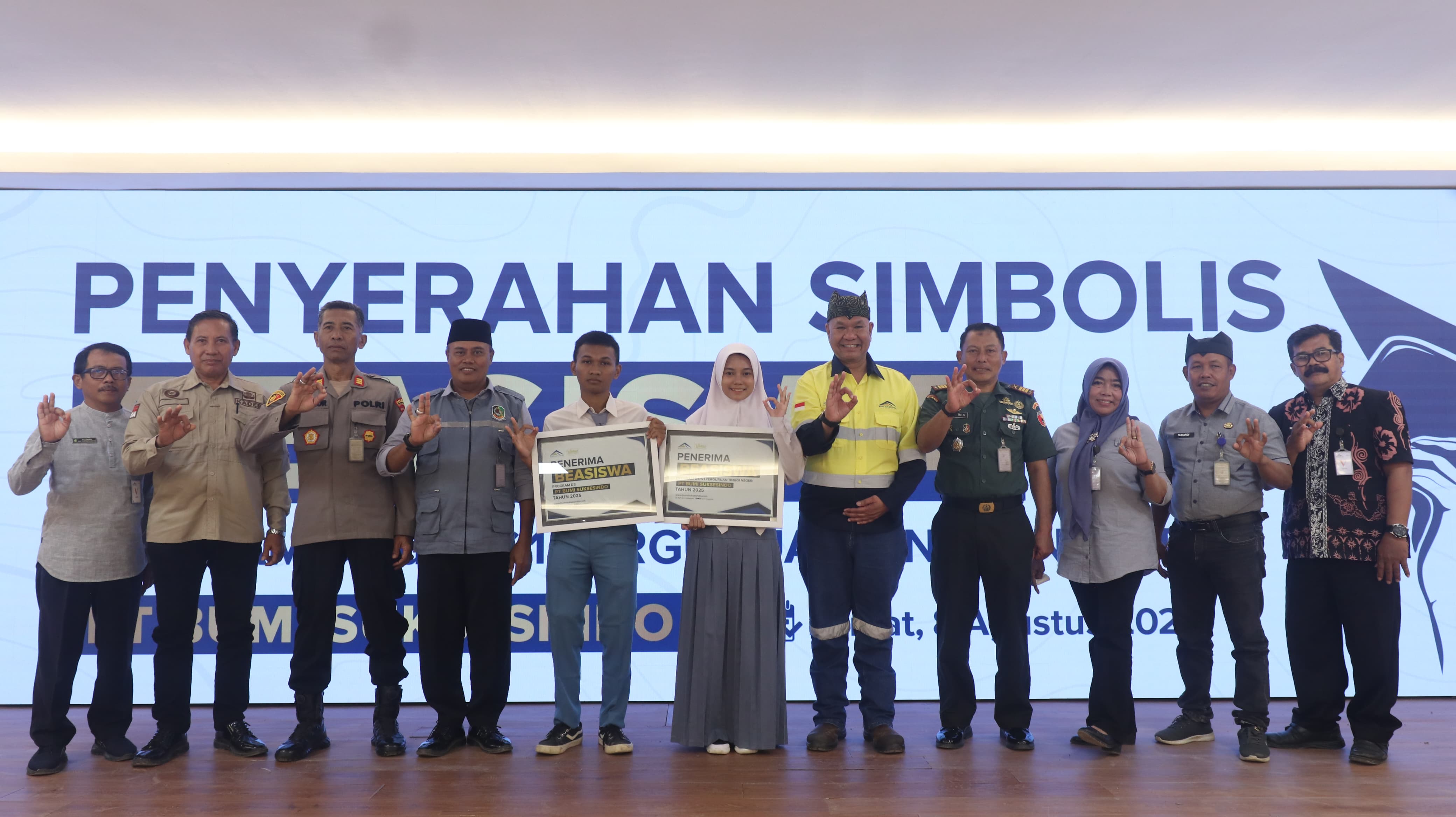 General Manager of Operations PT BSI Roelly Fransza bersama perwakilan siswa penerima beasiswa dan Forpimka Pesanggaran.