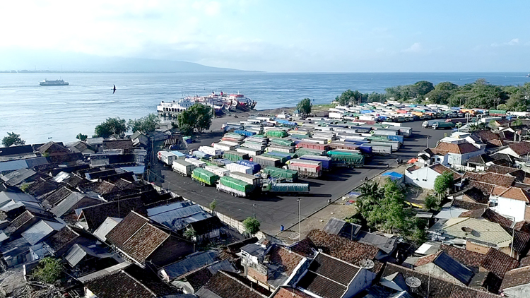 Dampak tidak beroperasinya KMP Tunu Pratama Jaya 5888, parkiran di dermaga Bulusan dipadati kendaraan ukuran besar yang antre hendak masuk kapal, Senin (11/8).