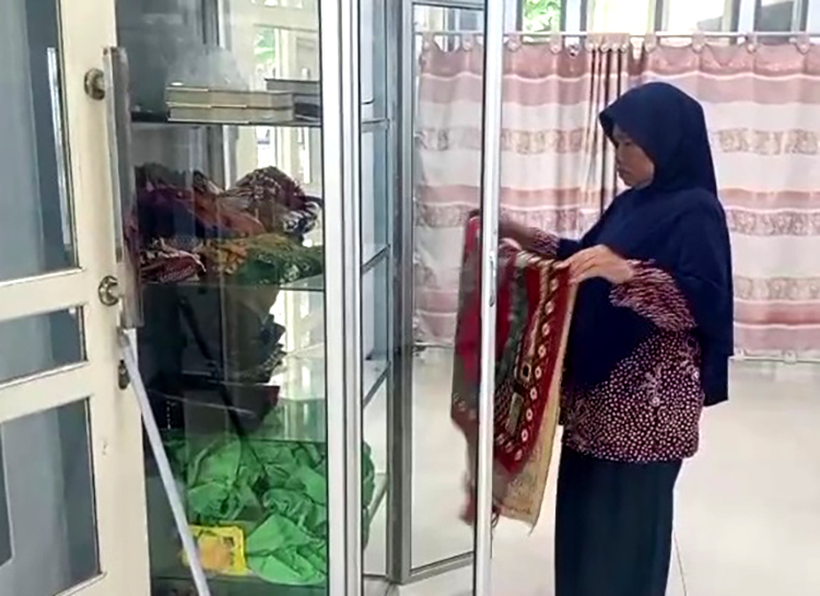 Rumah Sulami yang dulu reyot, berdinding bambu, atap bocor, dan tiang lapuk, kini selesai diperbaiki Satgas TMMD Kodim 0825 Banyuwangi