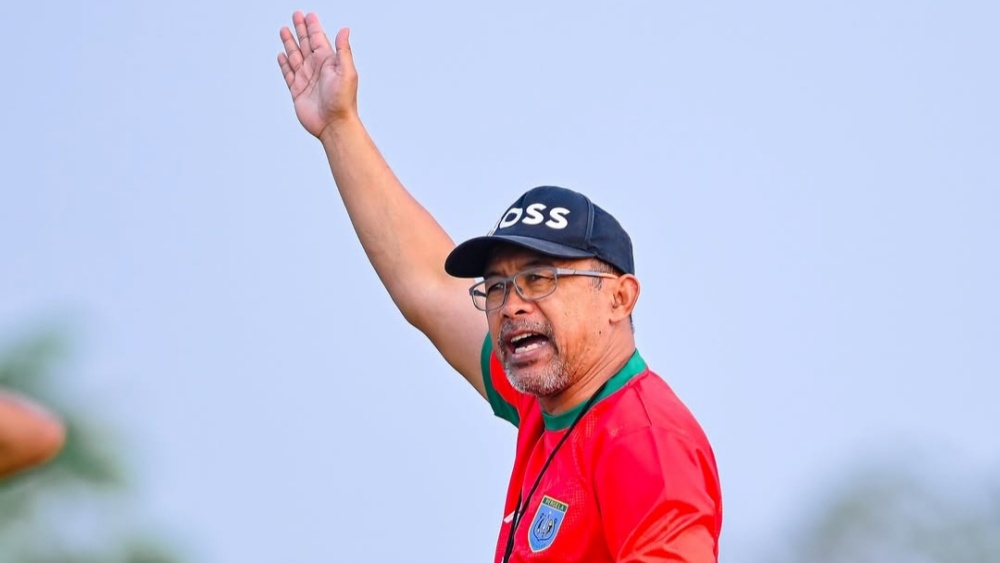 UJIAN BERAT: Aji Santoso akan memimpin Persela di Grup Timur Championship 2025-2026