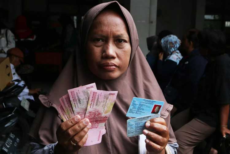 ILUSTRASI Keluarga Penerima Manfaat (KPM) menerima bantuan sosial PKH (Program Keluarga Harapan) dan Bantuan Pangan Non Tunai (BPNT) di Kantor Pos Pusat Johar Semarang, Jateng, beberapa waktu lalu.