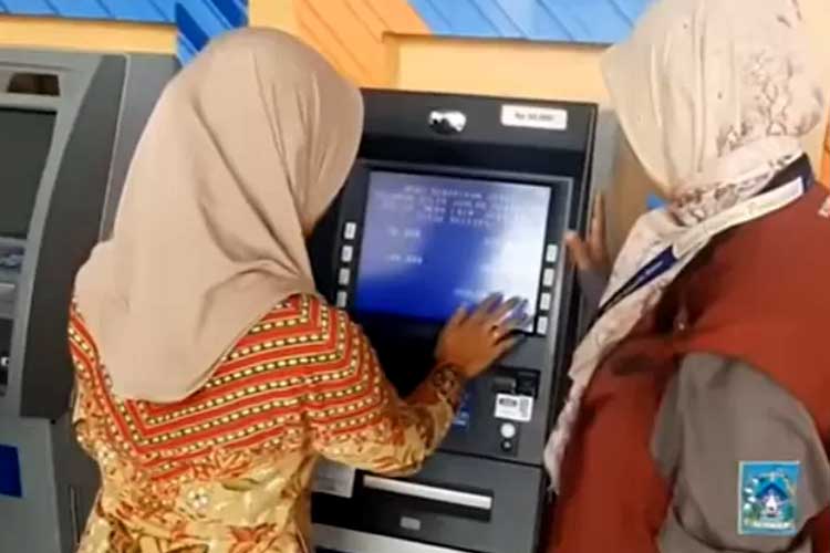 Proses penyaluran bantuan sosial (bansos) melalui ATM.