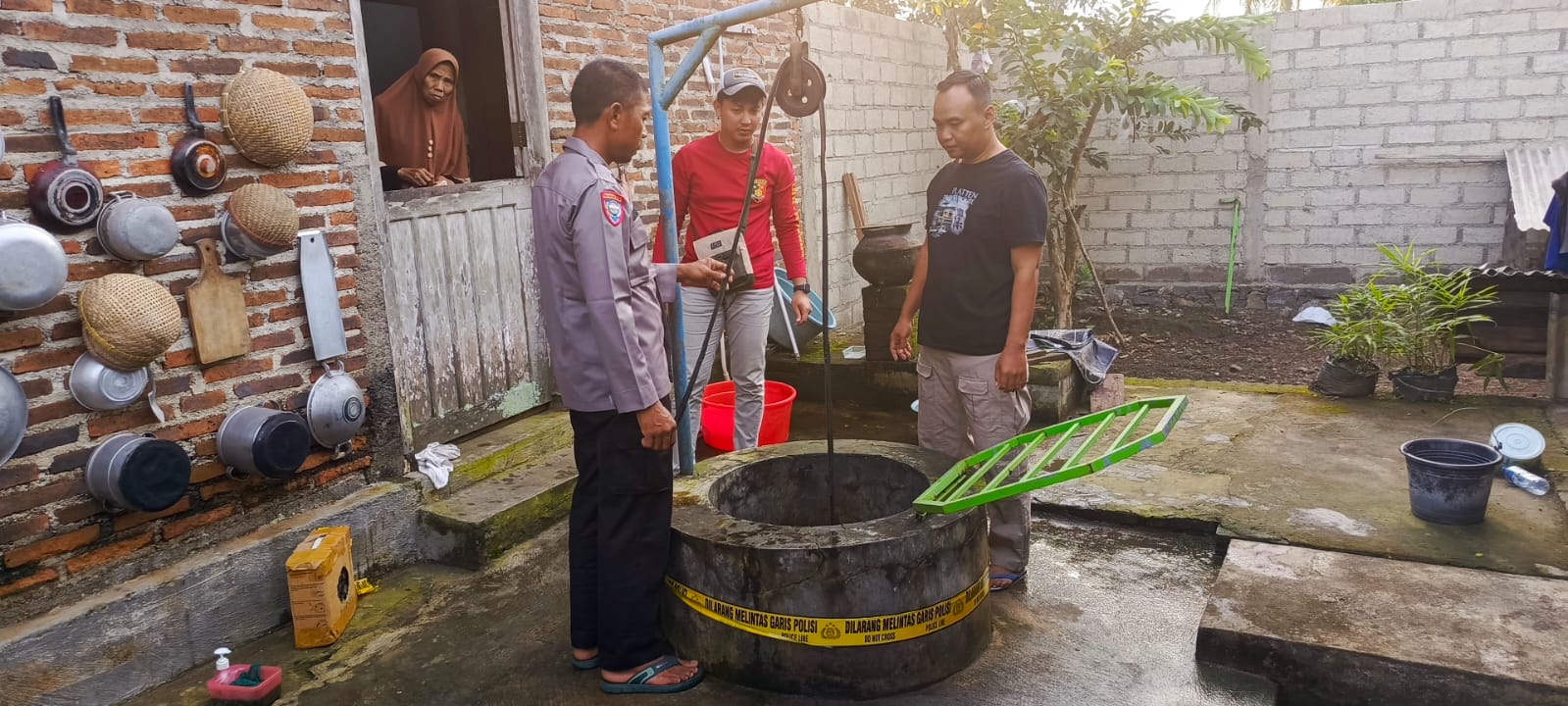 TKP tewasnya nenek di Banyuwangi yang jatuh ke sumur.