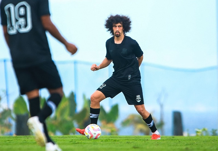 Bek asal Turki, Goktug Demiroglu, didatangkan Deltras FC untuk memperkokoh lini pertahanan dalam mengarungi Liga 2 musim 2025/2026.