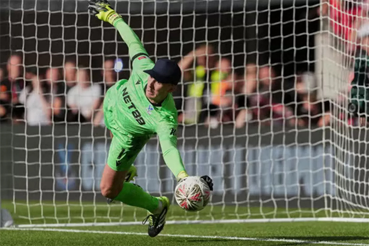 Penyelamatan kiper Crystal Palace Dean Henderson saat adu penalti melawan Liverpool.